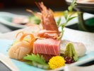 【夕食一例】お造り:赤エビ・鮪・鯛・帆立貝。新鮮な西伊豆の海の幸をご堪能ください♪