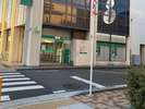 バス停からホテル1 りそな銀行を右折します。
