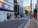 バス停からホテル2 横断歩道まで歩きます。