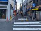 バス停からホテル3 横断歩道を渡り、まっすぐ歩きます。