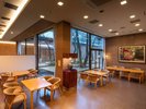 ■ラウンジ|中庭を見渡せる開放的な空間