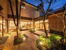 ■中庭|夜のライトアップ
