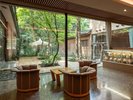 ■ラウンジ|季節により変わる中庭の風景を眺めながらお過ごしいただけます