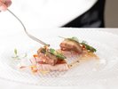 ■ご夕食一例/夏メニュー【マグロとフォワグラの炙り ロッシーニ風 初夏のサラダ仕立て】
