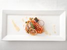 ■ご夕食一例/夏メニュー【天然スズキと車海老のローズマリー焼き レモンヴィネグレット】