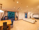 ■ジュニアスイート|プロジェクターでの映像鑑賞も楽しめるゆとりある70平米のお部屋