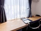 【シングル】窓際のデスクスぺース