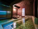 ■真朱■川のせせらぎ、木漏れ日、杉木立。自然の中の露天湯です。