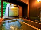 ■瑠璃■鳥のさえずりや木々の葉をゆらす風の音が、癒やしの時間へと誘います。