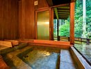■瑠璃■鳥のさえずりや木々の葉をゆらす風の音が、癒やしの時間へと誘います。