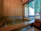 ■萌黄■杉木立を眺めながら、ゆっくりと入浴をお楽しみになれます。
