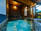 ■松葉■杉木立を眺める広めの露天風呂では、ゆったりと時間が流れます。