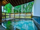 ■松葉■杉木立を眺める広めの露天風呂では、ゆったりと時間が流れます。