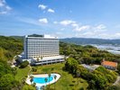 ホテル外観。プールは夏季のみ営業。