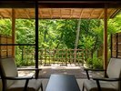 客室一例|目の前に鶴仙渓の自然を望む、渓流沿いのお部屋