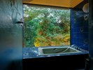 客室一例|客室内のお風呂から望む緑豊かな景色