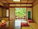 客室一例|窓の向こうに緑を望む和室