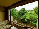 客室一例|窓辺から四季折々の景色をお楽しみいただけます