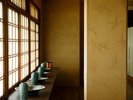 お食事処【桂寿庵】|通路に設えた和の飾り