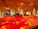 玄関ロビー|華やかな絨毯が印象的な広々とした空間