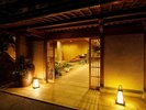 玄関横|やわらかな灯りに包まれる夜の玄関