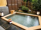 貸切露天風呂【星の湯】|檜の開放感ある温泉を満喫