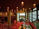 館内|高い天井と上品な照明が印象的な広々とした空間