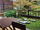 客室一例|色づく木々を楽しむ秋の庭