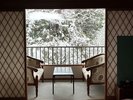 客室一例|窓辺で楽しむ雪景色