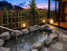 新露天風呂客室(二間)|自然を感じる岩造りの露天風呂
