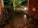 客室露天風呂一例|風情ある石造りの露天風呂