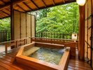 客室露天風呂一例|人気の高い檜の和モダンな露天風呂