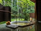 客室露天風呂一例|木々を身近に感じる露天風呂