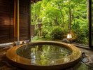 客室露天風呂一例|風情ある丸型の露天風呂でゆったり
