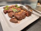 【夕食バイキング】お肉の旨味がぎゅっと詰まった北海道産牛ロースカットステーキ