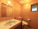 ・【あかげらの家】ゆとりのあるトイレスペースはどなたでも安心してご利用できます