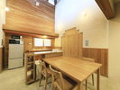 ・【みやまほうじろE】高い吹き抜けが印象的なダイニング