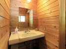 ・【らいちょうA】トイレの横には洗面台が設置されています
