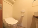 ・【らいちょうC】トイレと洗面台は階段下にございます