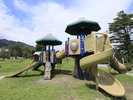 ・【噴水広場】お子様にぴったりな遊具がございます