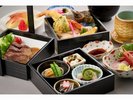 【特性弁当】鮮やかな彩りと繊細な盛り付けが美しい「特製弁当」お部屋で気兼ねなくお楽しみください