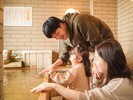【展望風呂付客室】「東海亭」檜の浴室:周りに気を遣うことなく、ご家族でゆっくりお過ごしいただけます。