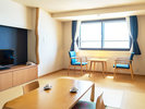 【新装和室8畳(海側)】海側上層階の新しいお部屋。津軽海峡の絶景をお楽しみいただけます。