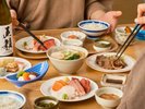 【夕食】お刺身をはじめ、温かいお料理やご飯・汁物、甘味まで揃う夕食ビュッフェをご堪能ください。