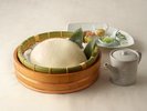 【夕食】なめらかな食感が際立つ豆腐をねぎや生姜などの薬味と、だしの利いたたれでお召し上がりください。