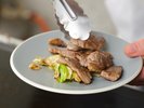 【夕食】ライブキッチンでは北海道のソウルフード「ジンギスカン」の実演も。