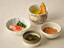 【夕食】旬の食材を使った小鉢を取り揃え、彩りと味わいの変化を楽しめる一皿に仕立てました。