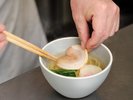 【夕食】函館名物の「塩ラーメン」をライブキッチンで提供しています。