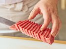 【夕食】当ホテルの料理長が腕によりをかけて本マグロをさばきます。