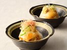【夕食】ネギや生姜などの薬味や出しのきいたたれで「冷ややっこ」をお楽しみください。